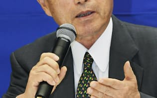記者会見する東電の数土会長(28日、東京都千代田区)