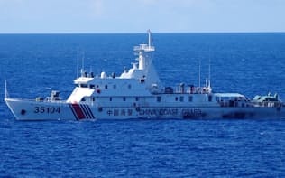 接続水域を航行する中国海警局の船=6日（第11管区海上保安本部提供）

