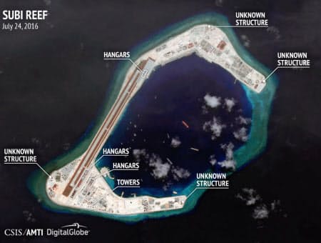 2016年7月、南沙諸島のスービ礁。中国による軍用機用格納庫の建設が確認できる(CSISアジア海洋透明性イニシアチブ・デジタルグローブ提供)=共同