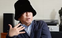 こにし・やすはる　1959年北海道生まれ、85年にピチカート・ファイヴでデビュー、2001年解散。文筆家、DJとしても活躍する。