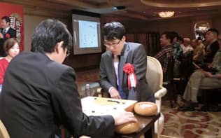 七冠独占の井山王座は囲碁まつりで公開対局した（15日、東京・新橋）