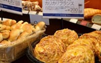 ドンクは神戸エリア限定で、秋らしくリンゴやイモを使ったパンを並べる
