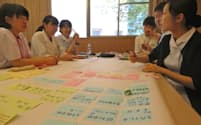 埼玉医科大と埼玉県立大の合同実習では医師や看護師などを目指す学生が連携を学ぶ（埼玉県毛呂山町）