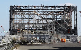 カバーが外され、約5年ぶりに姿を見せた福島第1原発1号機の原子炉建屋（25日、福島県大熊町）

