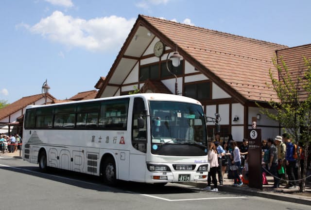 富士五湖周辺はバス旅行客でにぎわう
（山梨県富士河口湖町の河口湖駅）
