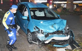 東京都立川市で乗用車が歩道に乗り上げ2人をはねた事故の現場を調べる警視庁の捜査員ら（16年11月）