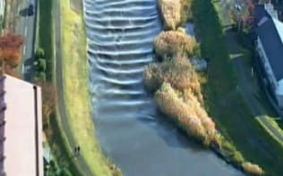 22日、宮城県多賀城市の砂押川をさかのぼる、地震で発生した津波（写真上から下）=宮城県警提供
