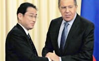 共同記者会見後、握手を交わす岸田外相(左)とロシアのラブロフ外相(3日、モスクワ)=共同