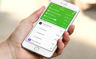 アプリ「エイコーンズ」はクレジットカードなどと連動。買い物のおつりを積み立て運用する