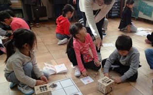 ロボットを指示通りに動かすミッションに挑む1年生の授業（東京都小金井市）