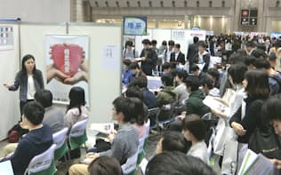 企業のインターンを紹介する説明会に多くの学生が集まった（11月、東京都江東区）
