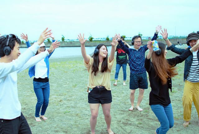 雨宮氏と都内で活動するDJチームの共催で昨夏、川崎市の海浜で開いた「海ロック」の風景。サイレントディスコには20代の女性を中心に、10代から60代まで幅広い世代が集まる。