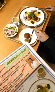 北里大学北里研究所病院内のレストラン「つくし」で出されている低糖質のメニュー(東京都港区)