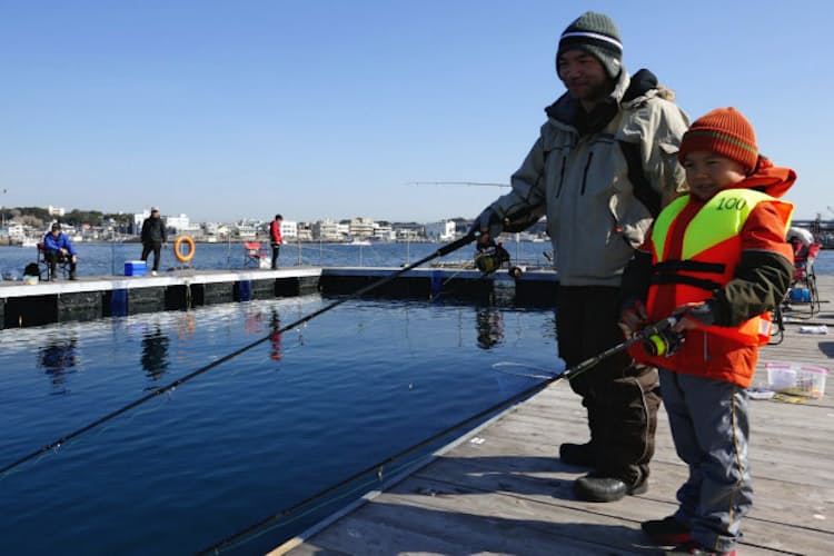 三浦の城ケ島で 海上釣り堀 女性や子供も手軽に Nikkei Style 三浦の城ケ島で 海上釣り堀 女性や子供も手軽に Nikkei Style