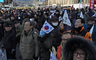 保守系団体は弾劾の棄却を求める集会を開いた（11日、ソウル中心部）
