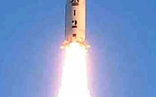 北朝鮮の労働新聞が13日掲載した、新型の地対地中長距離弾道ミサイル「北極星2型」の発射実験=共同
