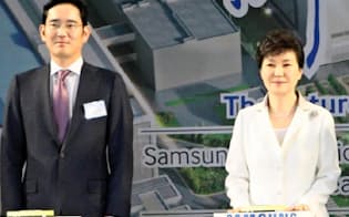 サムスン電子副会長の李在鎔容疑者(左)と韓国の朴槿恵大統領（2015年5月）
