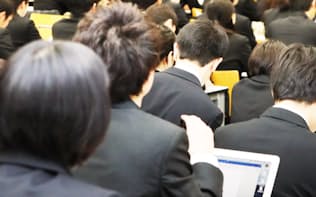 大学内で開かれた企業の採用説明会（1日、東京都千代田区の法政大学）
