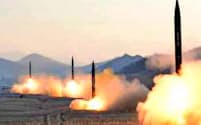 北朝鮮の3月7日付労働新聞が掲載した4発の弾道ミサイル同時発射の写真=共同
