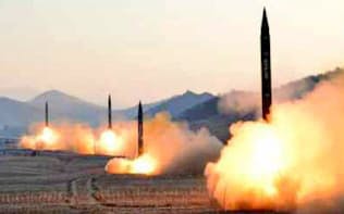 北朝鮮の7日付労働新聞が掲載した、4発の弾道ミサイル同時発射の写真=共同
