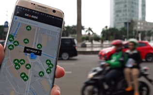 インドネシアでは二輪タクシーの配車アプリが急速に普及（2月、ジャカルタ中心部）
