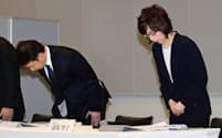 第三者委員会の報告書公表を受け、記者会見で謝罪するDeNAの南場智子会長(右)と守安功社長（13日）
