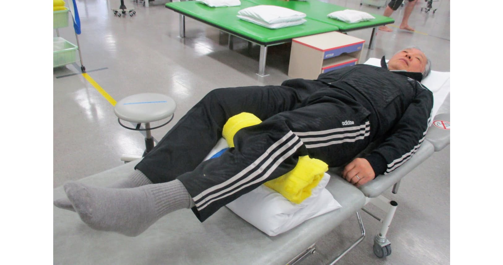 膝痛を運動で改善 ストレッチ 太ももの筋肉を鍛える Nikkei Style 膝痛を運動で改善 ストレッチ 太ももの筋肉を鍛える Nikkei Style