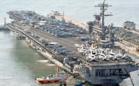 3月、韓国・釜山に入港する米海軍の原子力空母カール・ビンソン=共同
