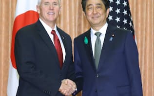 会談を前に握手する安倍首相とペンス米副大統領(18日、首相公邸)=代表撮影