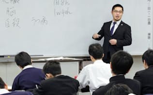 過労死防止の出前授業で講師を務める山下敏雅弁護士（2月、東京都新宿区の海城中学）=共同
