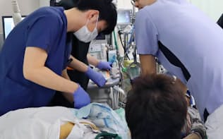 救急車で運ばれてきた患者に救命処置を施す医師や看護師（東京ベイ・浦安市川医療センター）
