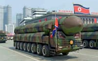 北朝鮮は軍事パレードで弾道ミサイルの存在を誇示した（15日）=共同
