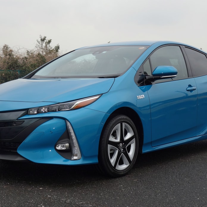 プリウスphv Ev走行距離を2倍超に 日本経済新聞 プリウスphv Ev走行距離を2倍超に 日本経済新聞