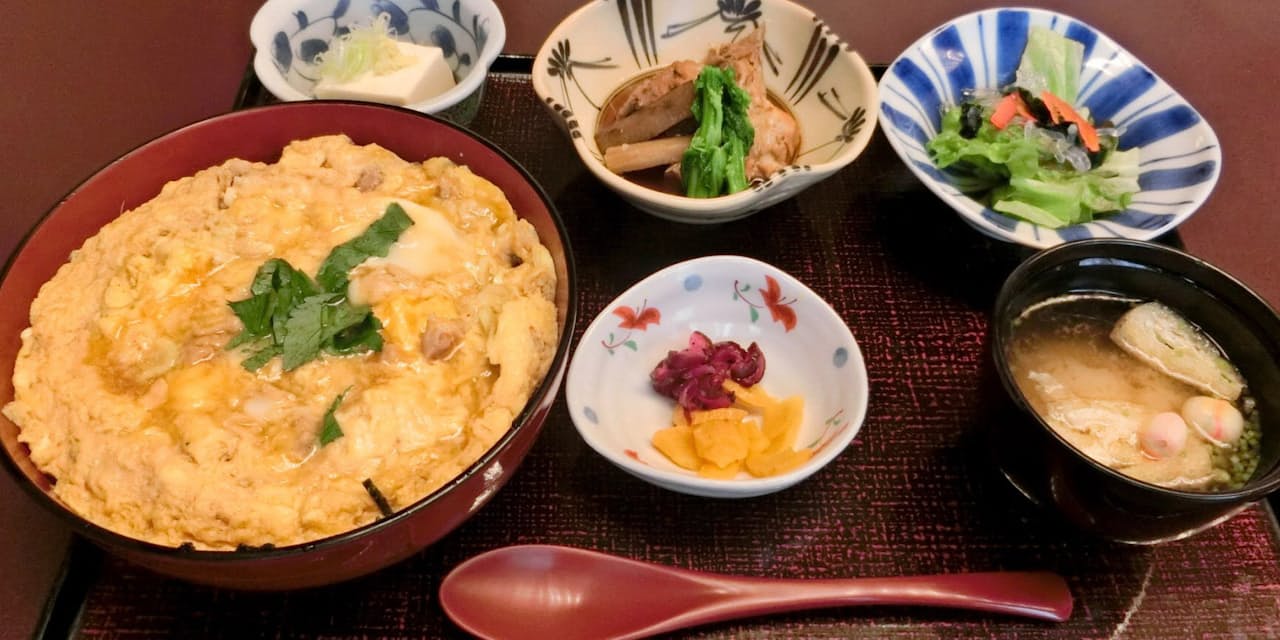 親子丼 実は東京がふるさと 流れる卵 鶏肉ひきたて Nikkei Style 親子丼 実は東京がふるさと 流れる卵 鶏肉ひきたて Nikkei Style