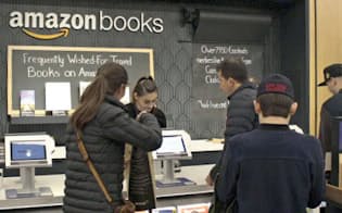 25日、米ニューヨークで開店した米アマゾンの書店=共同
