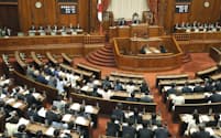 与野党の賛成多数で改正民法が可決、成立した参院本会議（26日）
