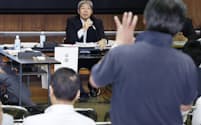 専門家会議で発言する市場関係者（手前）=11日、東京都中央区の築地市場
