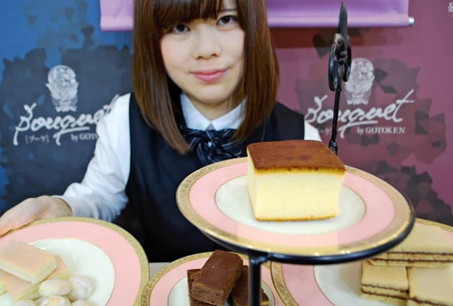 五島軒は明治の創業当時のレシピで作ったソーフケーキを復活させた（上段のケーキ、函館市の五島軒にて）