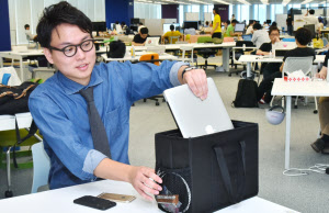 社内移動がしやすいバッグを貸与しているヤフーのフリーアドレスオフィス(東京都千代田区)