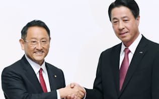 記者会見で握手を交わすトヨタ自動車の豊田社長(左)とマツダの小飼社長（4日、東京都中央区）
