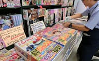 週刊少年ジャンプの復刻版が並べられている書店（東京都千代田区）
