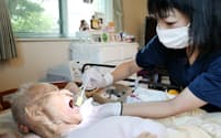 患者の自宅を訪問し口腔ケアをする歯科衛生士（東京都大田区）