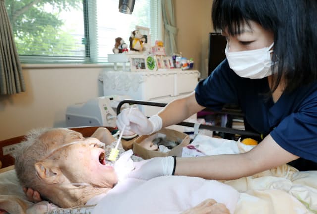 患者の自宅を訪問し口腔ケアをする歯科衛生士（東京都大田区）