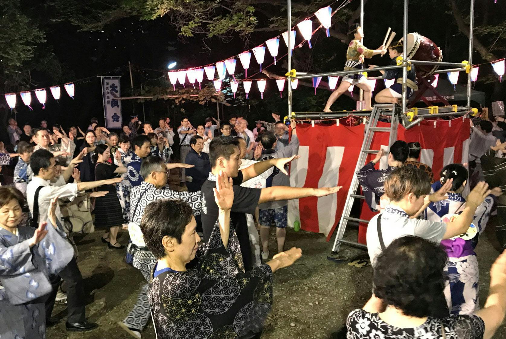盆踊り あなたはどう踊る 昭和歌謡やロックも人気 Nikkei Style 盆踊り あなたはどう踊る 昭和歌謡やロックも人気 Nikkei Style