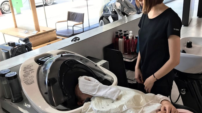 かゆい所に水が届く 美容院の洗髪は自動で 日本経済新聞 かゆい所に水が届く 美容院の洗髪は自動で 日本経済新聞