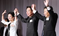 民進党の新代表に選出され、蓮舫氏(左)、枝野氏(右)と手を取り合う前原氏（1日、東京都港区）=葛西宇一郎撮影
