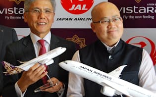 コードシェアなどの提携を発表する日本航空の藤田副社長(左)とビスタラのフィーCEO（7日、ニューデリー）
