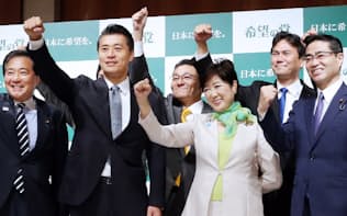 「希望の党」設立の記者会見で気勢を上げる小池代表（右から3人目）ら（27日午前、東京都新宿区）
