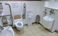 排せつ物を流す設備などが整ったオストメイト対応トイレ（東京メトロ・淡路町駅）