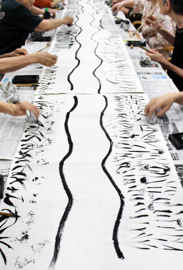 アート作り 五感使う認知症ケア 家族の癒やしにも Nikkei Style アート作り 五感使う認知症ケア 家族の癒やしにも Nikkei Style